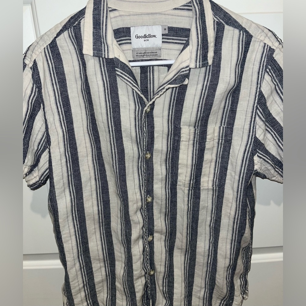 GoodFellow (Target Brand) Men’s White and Blue Stripe Button up Medium